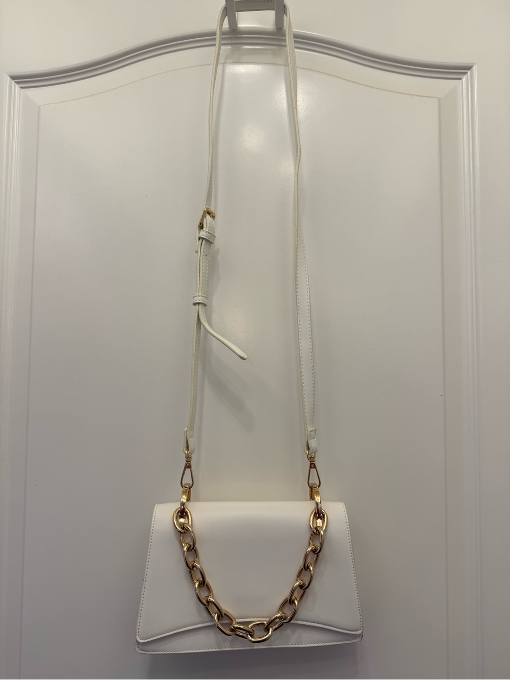 Aqua White Crossbody Clutch Bag with Gold Chain BNWOT - Picture 2 of 5